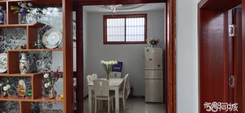 房屋朝南,精装修,采光极好,院内空气清新,院内可以种菜。